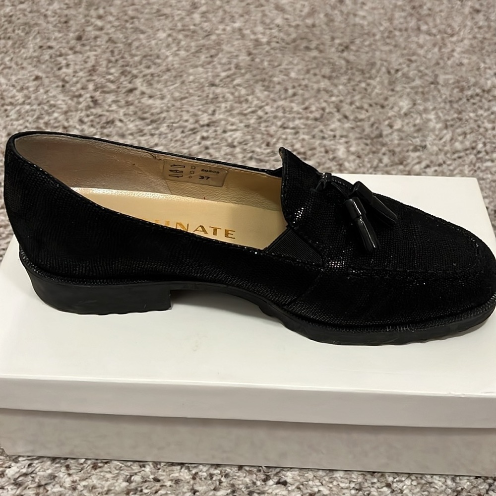 Black softlack taupe shoes. Great condition. Made in Italy. Size 37. Very comfy - Picture 2 of 5